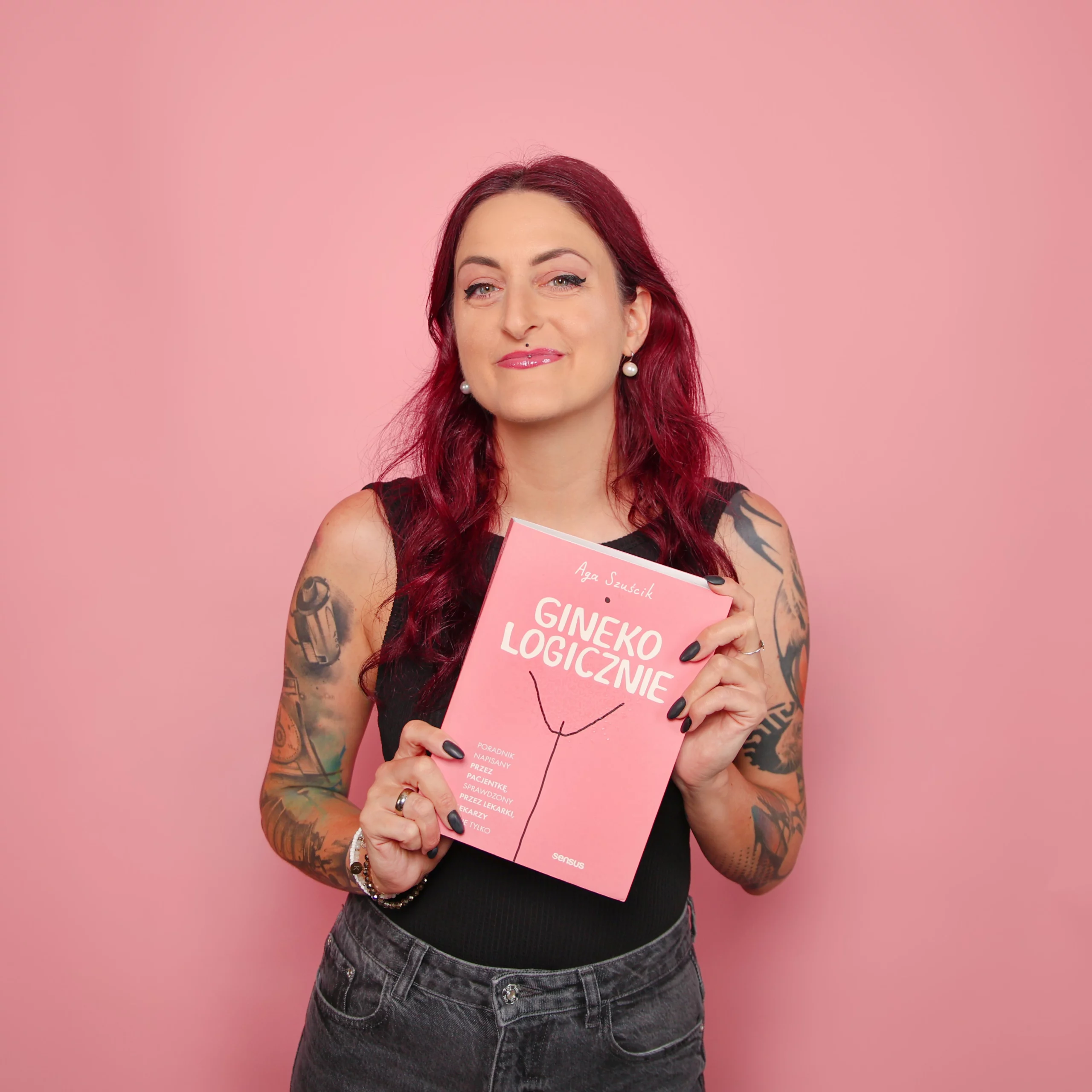 Aga Szuścik z książką "GinekoLOGICZNIE"